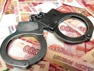 В Динском районе полицейские задержали женщину-курьера, забравшую у пенсионерки похищенные мошенниками деньги