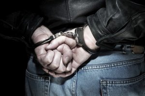 В Динском районе полицейские задержали подозреваемого в незаконном хранении оружия
